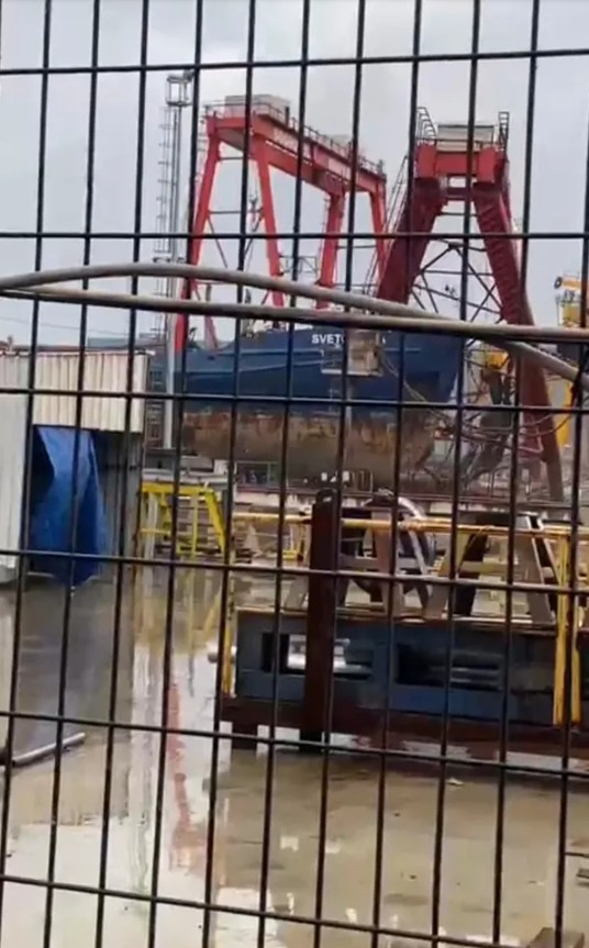 Yalova’da fırtına dehşeti: İşçi denize savruldu, dev vinç devrildi